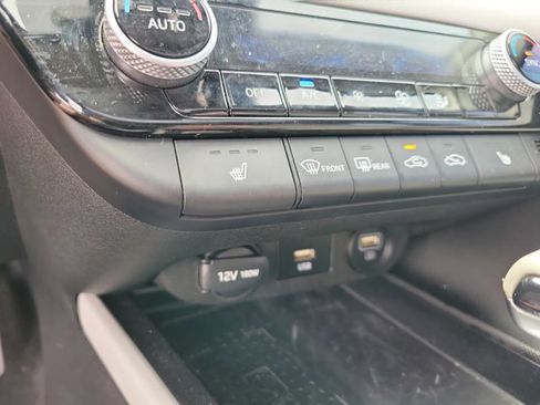 Used 2023 Hyundai Elantra Limited image 13