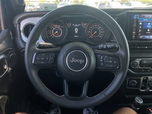 Used 2025 Jeep Wrangler Unlimited Sahara AWD/4WD image 41