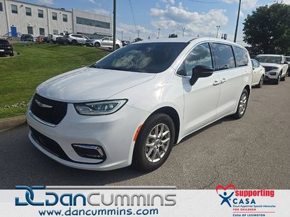 Used 2025 Chrysler Pacifica Select