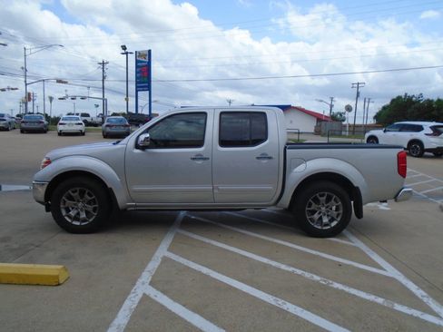 Used 2014 Nissan Frontier SL RWD image 4