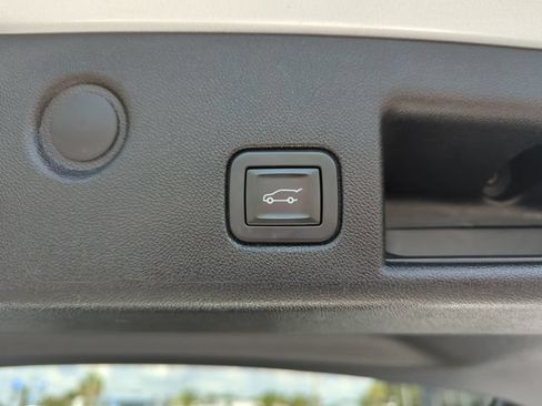 Used 2019 Chevrolet Equinox Premier FWD image 21