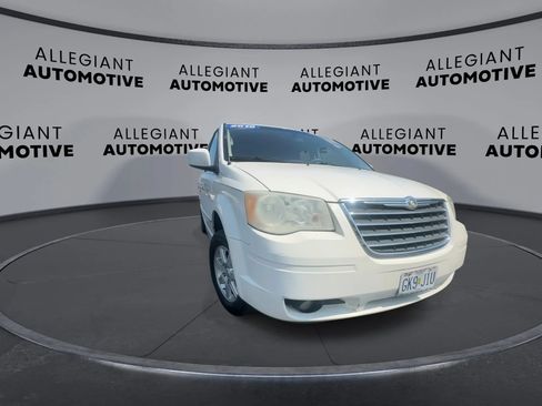 Used 2010 Chrysler Town & Country Touring FWD image 5