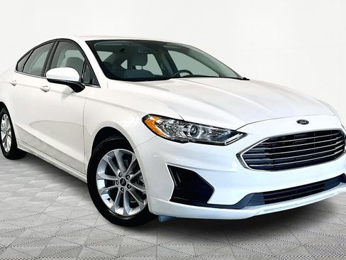 Used 2020 Ford Fusion SE image 1
