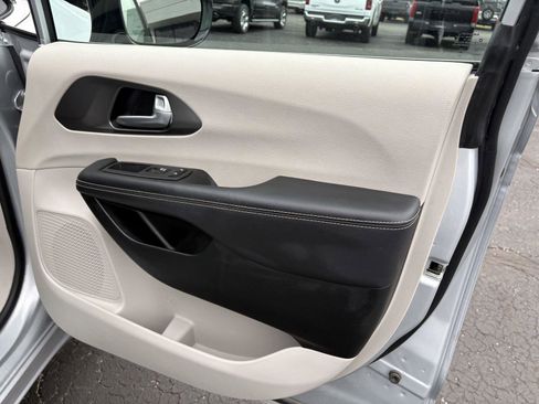 Used 2024 Chrysler Pacifica Touring-L image 11