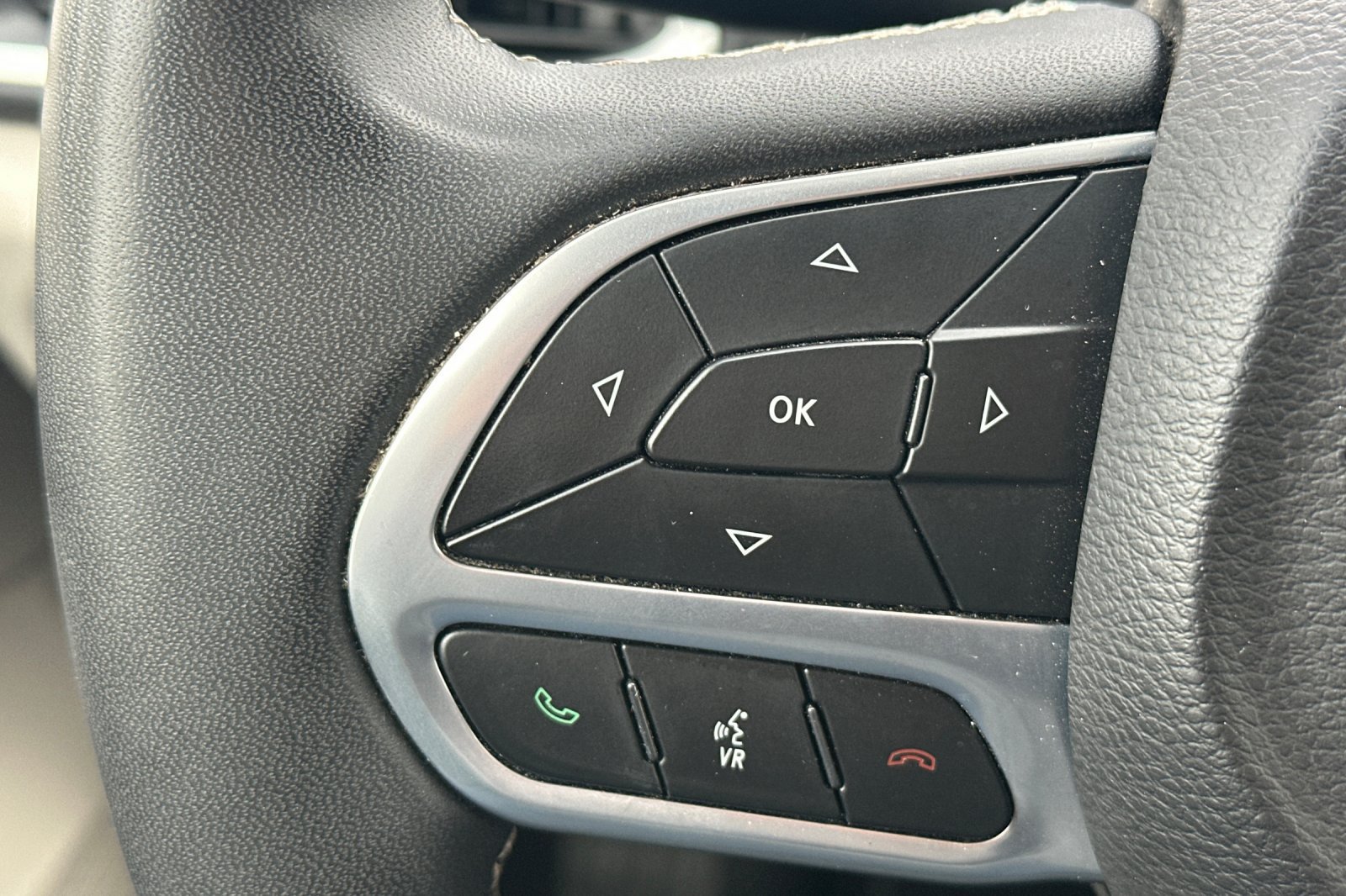 Used 2023 Chrysler Pacifica Touring-L FWD image 27