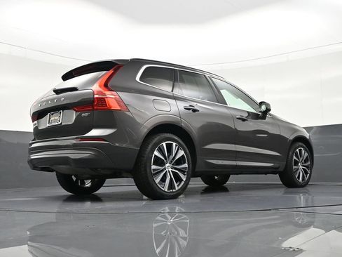 Certified 2022 Volvo XC60 B5 Momentum image 28