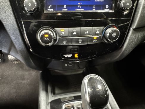 Used 2020 Nissan Rogue S FWD image 16
