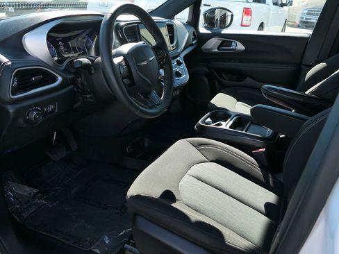 Used 2024 Chrysler Pacifica Touring image 10