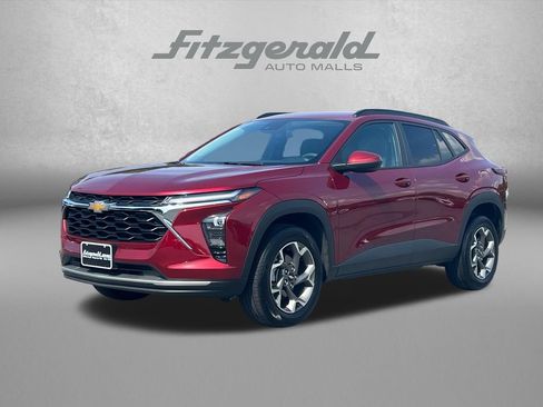Used 2025 Chevrolet Trax LT FWD image 2