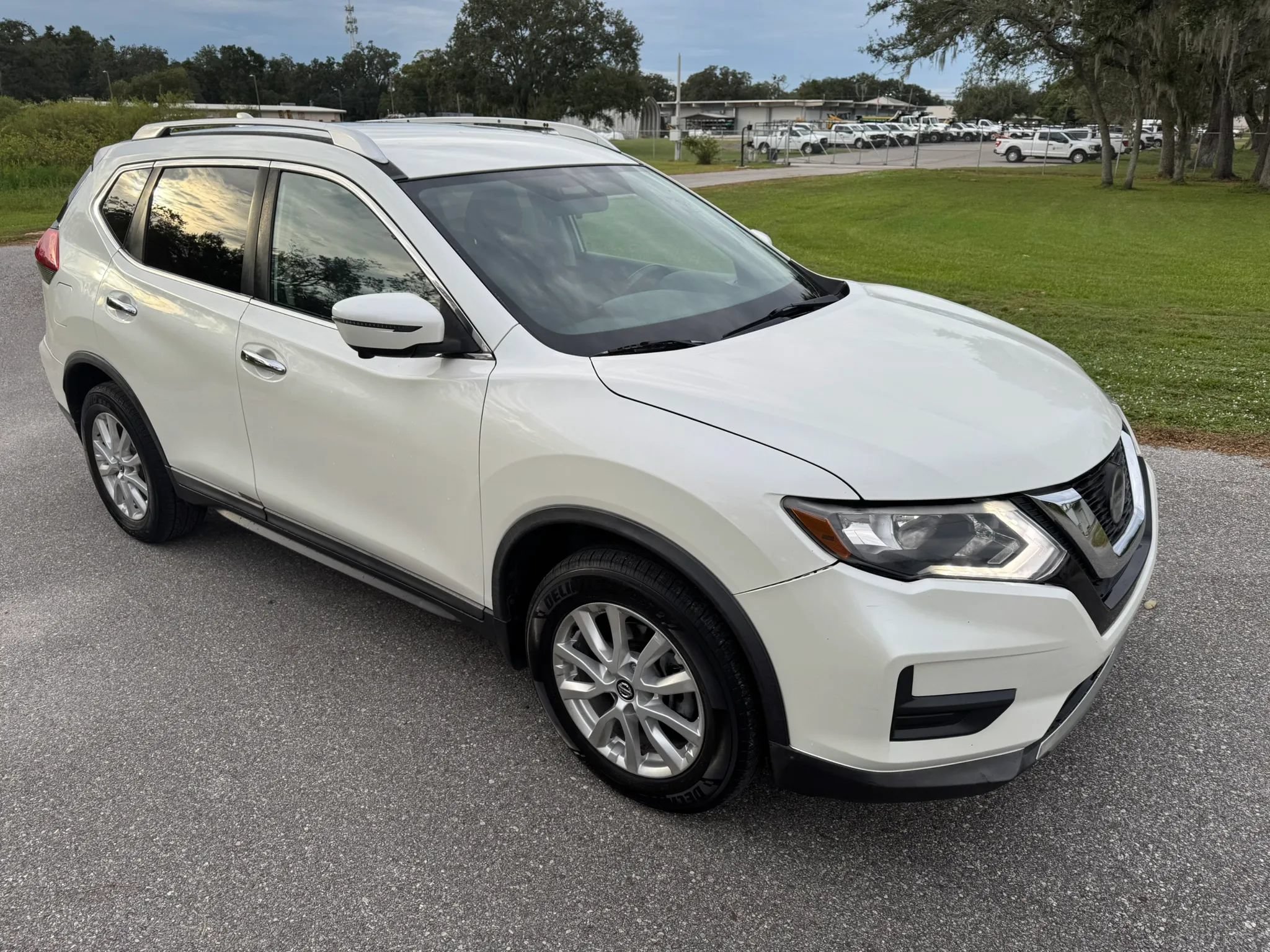Used 2018 Nissan Rogue SV w/ Premium Package FWD image 4