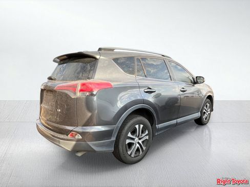 Used 2018 Toyota RAV4 LE FWD image 4