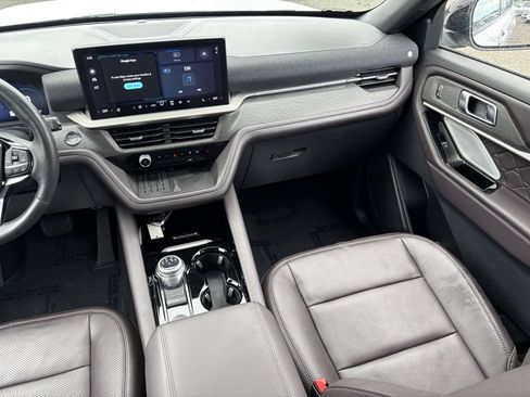 Used 2025 Ford Explorer Platinum w/ LUX Leather Package AWD/4WD image 22