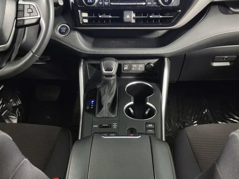 Used 2024 Toyota Highlander LE AWD/4WD image 25