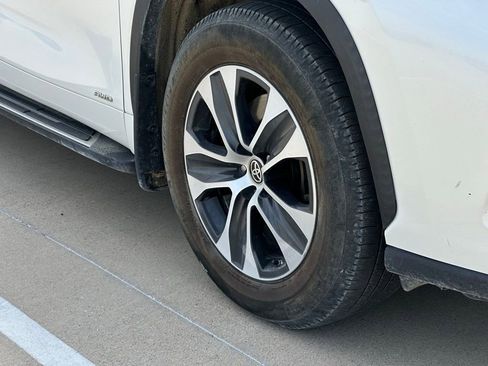 Used 2020 Toyota Highlander XLE image 4