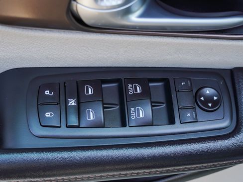 Used 2018 Chrysler Pacifica Touring-L FWD image 20