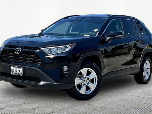 Used 2021 Toyota RAV4 XLE w/ Convenience Package FWD image 3