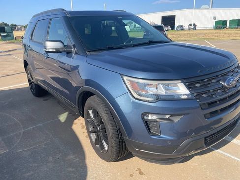 Used 2018 Ford Explorer XLT w/ Equipment Group 202A AWD/4WD image 3