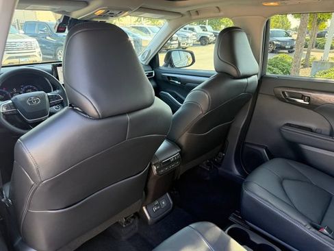 Used 2024 Toyota Highlander Platinum FWD image 26