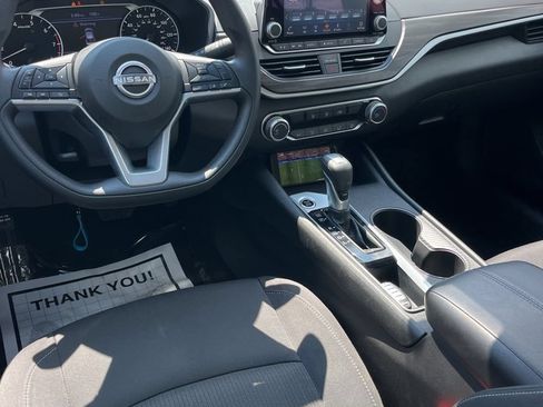 Used 2025 Nissan Altima 2.5 SV FWD image 14