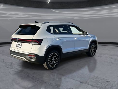 Certified 2025 Volkswagen Taos SE image 5