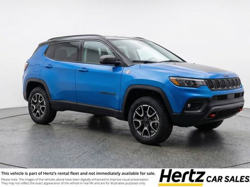 Used 2025 Jeep Compass Trailhawk image 1