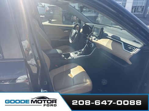 Used 2021 Toyota RAV4 XLE Premium AWD/4WD image 14