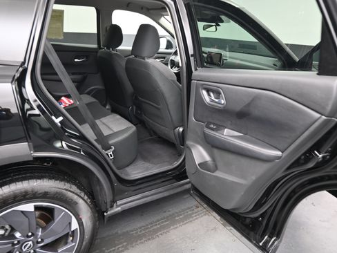 Used 2025 Nissan Rogue SV FWD image 14