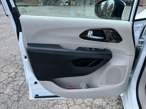Certified 2023 Chrysler Pacifica Limited FWD image 20