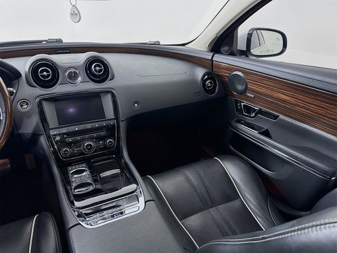 Used 2017 Jaguar XJ R-Sport image 25