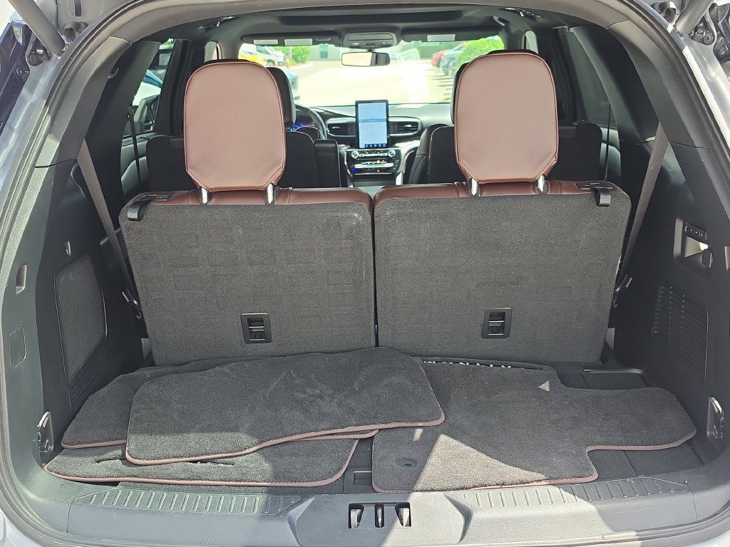 Certified 2023 Ford Explorer Platinum w/ Technology Package AWD/4WD image 9