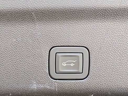 Used 2025 Chevrolet Tahoe High Country AWD/4WD image 18
