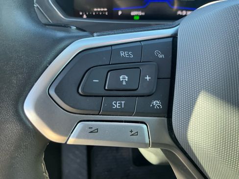 Used 2023 Volkswagen Tiguan SE w/ Panoramic Sunroof Package image 21