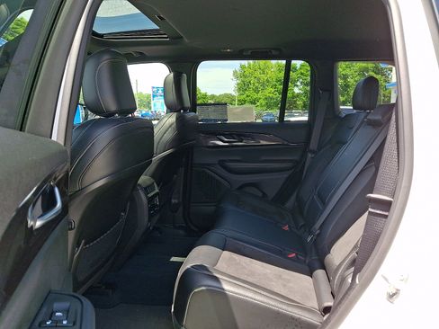 Used 2023 Jeep Grand Cherokee Altitude AWD/4WD image 10