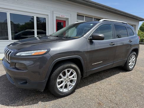 Used 2015 Jeep Cherokee Latitude w/ Cold Weather Group AWD/4WD image 1