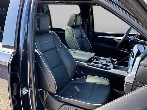 Used 2026 Cadillac Escalade ESV Luxury w/ Touring Package AWD/4WD image 9