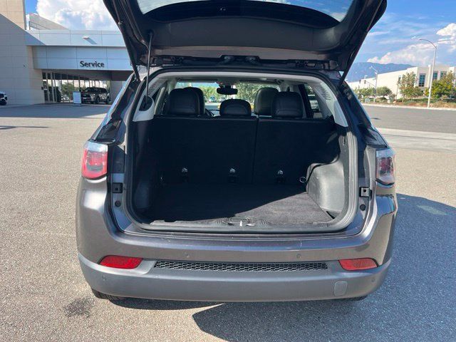 Used 2018 Jeep Compass Latitude w/ Popular Equipment Group FWD image 27