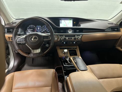 Used 2017 Lexus ES 350 w/ Navigation System Package image 29