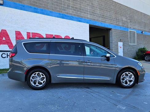 Used 2023 Chrysler Pacifica Limited FWD image 8