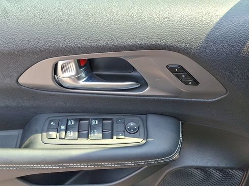 Used 2025 Chrysler Pacifica Select FWD image 2