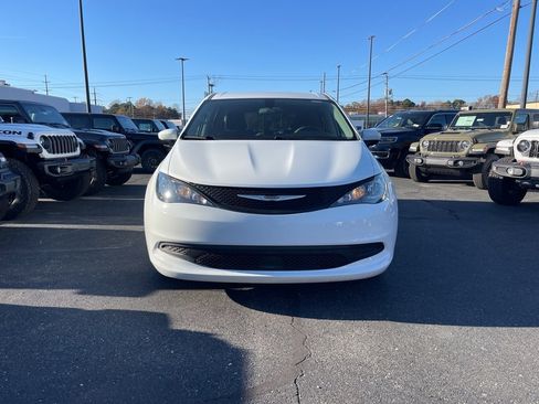 Used 2022 Chrysler Voyager LX image 3