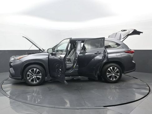 Used 2020 Toyota Highlander XLE FWD image 35