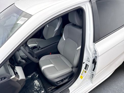 Used 2025 Toyota Camry SE image 11