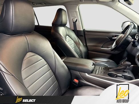Used 2022 Toyota Highlander XLE image 30