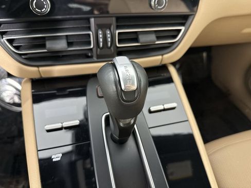 Certified 2023 Porsche Macan image 33