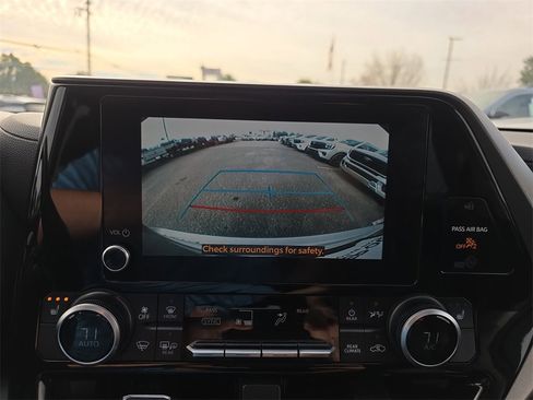 Used 2024 Toyota Highlander LE image 27