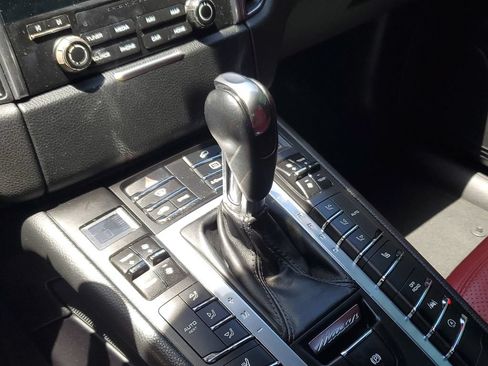 Used 2018 Porsche Macan AWD/4WD image 30