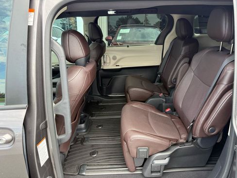 Used 2024 Toyota Sienna Platinum AWD/4WD image 17