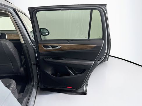 Used 2025 Volkswagen Atlas SE AWD/4WD image 31