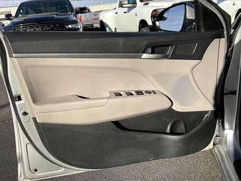 Used 2020 Hyundai Elantra SE image 18