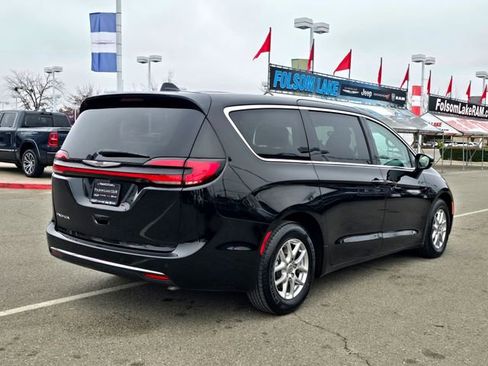 Certified 2024 Chrysler Pacifica Touring-L image 4